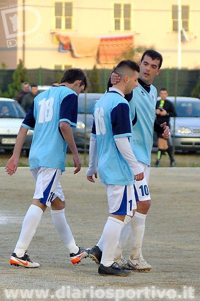 Christian Dessì si complimenta con Ferraro per il quarto goal messo a segno da La Palma